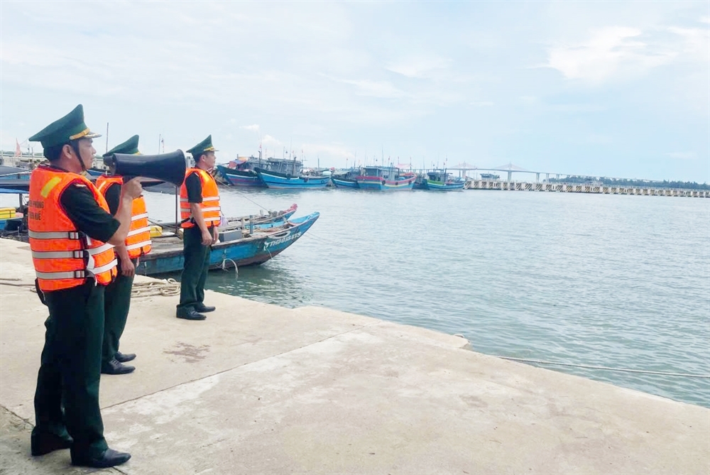 Kêu gọi tàu thuyền còn đang hoạt động trên biển vào nơi neo đậu an toàn trước 19 giờ ngày 20/10/2025.