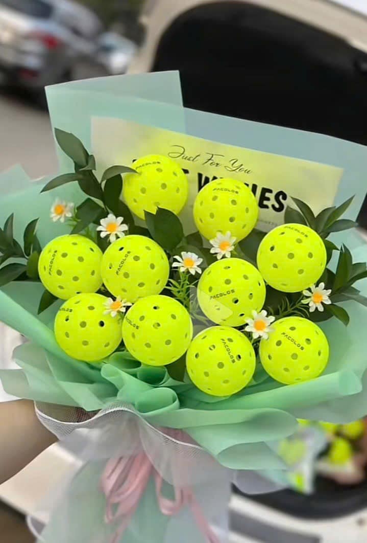 Những bó hoa bóng Pickleball độc lạ dành cho chị em phụ nữ mê thể thao.