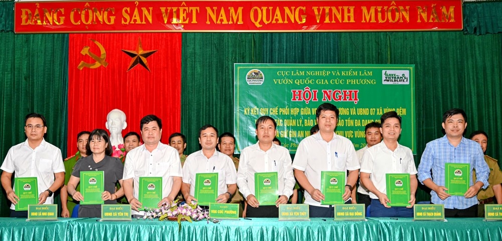 Đại diện UBND các xã vùng đệm ký kết quy chế phối hợp. Ảnh: Nguyễn Minh