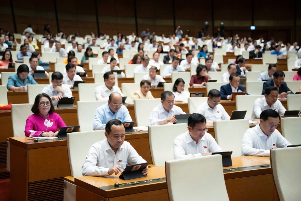 Các đại biểu Quốc hội lắng nghe Báo cáo.