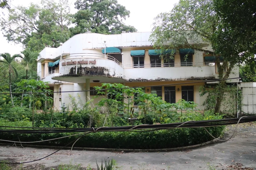 Khu đất số 1 Lý Thái Tổ (trước 1975 là nhà Chú Hỏa, sau là nhà khách Chính phủ) từng được quy hoạch thành khu phức hợp thương mại nhà ở cao cấp, hiện đã bỏ hoang hàng chục năm nay. Ảnh: Thắm-Ngọc