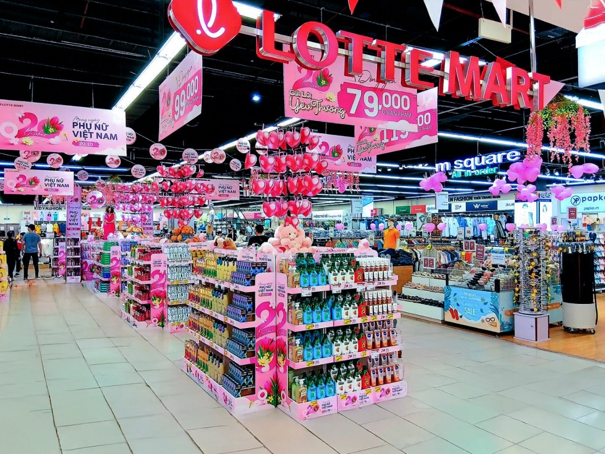 Không chỉ các hệ thống siêu thị, nhiều trung tâm thương mại, cửa hàng thời trang và mỹ phẩm cũng tung ra chương trình tri ân&nbsp;phái đẹp.&nbsp;