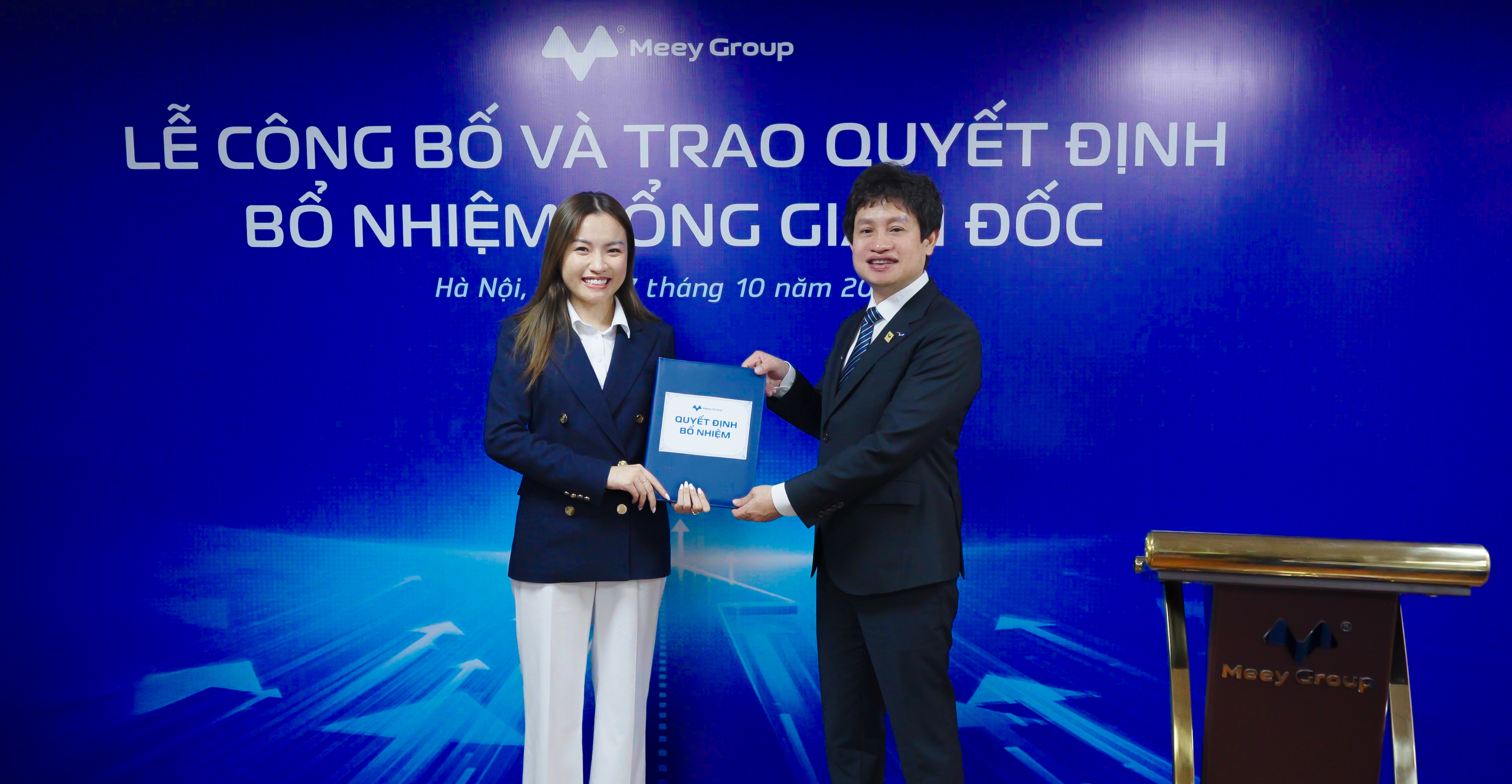 Mr. Hoang Mai Chung presents the appointment decision to Ms. Léonie Nguyen (Nguyen Ly Kieu Anh) as CEO of Meey Group. Photo: Meey Group.