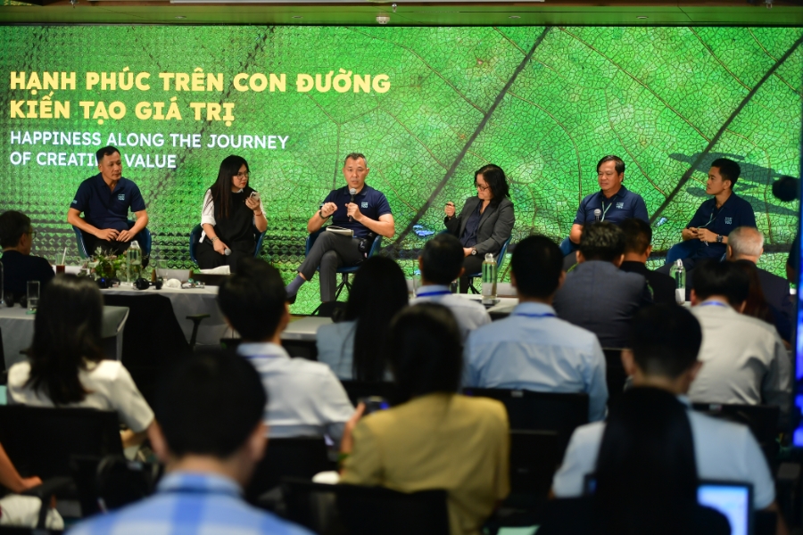 Ông Bolat Duisenov, Chủ tịch HĐQT Coteccons (giữa) cùng ban lãnh đạo tại ĐHĐCĐ thường niên năm tài chính 2025.
