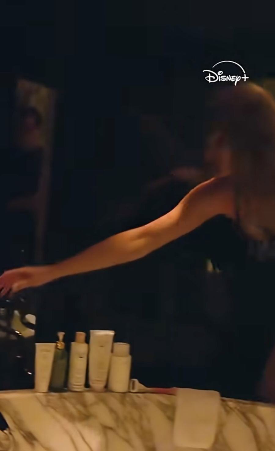 Bộ sản phẩm chăm sóc da sau khi biểu diễn của Taylor Swift xuất hiện thoáng qua trong trailer.