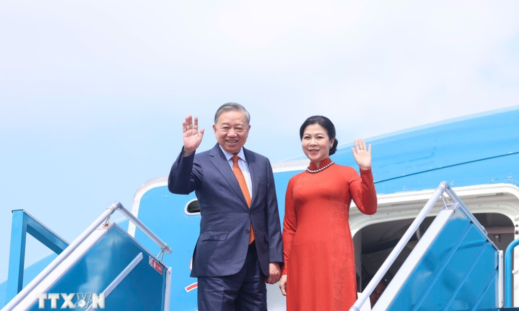 Tổng Bí thư Ban Chấp hành Trung ương Đảng Cộng sản Việt Nam Tô Lâm và Phu nhân tại sân bay quốc tế Nội Bài. Ảnh: TTXVN.