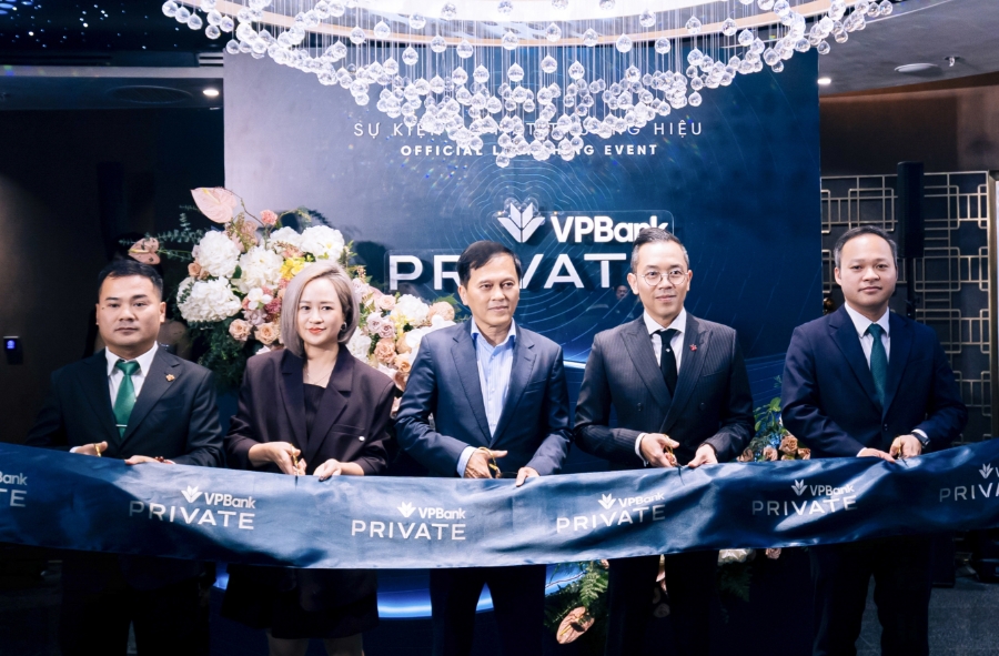 Ban lãnh đạo ngân hàng VPBank cắt băng chính thức ra mắt phân khúc VPBank Private.