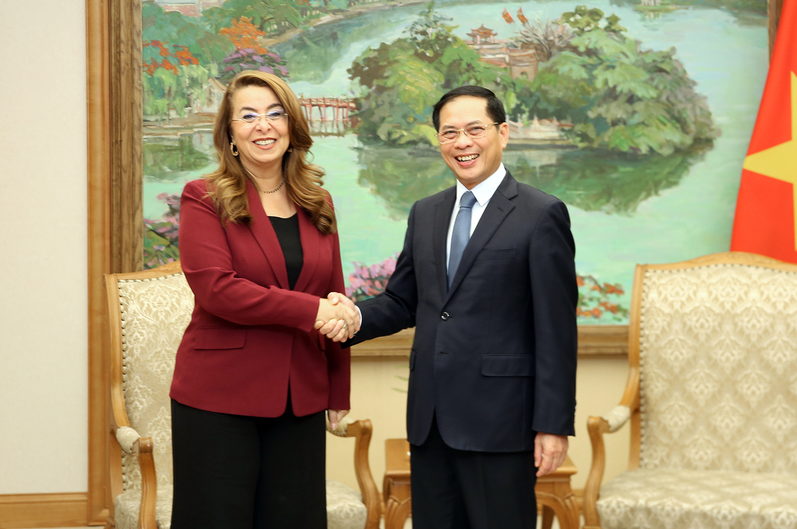 Phó Thủ tướng Chính phủ Bùi Thanh Sơn tiếp bà Ghada Waly, Phó Tổng Thư ký Liên hợp quốc, Giám đốc điều hành UNODC. Ảnh: VGP.
