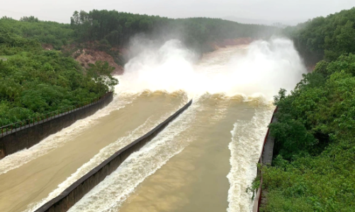 Hà Tĩnh chủ động xả nước hồ Kẻ Gỗ và nhiều hồ chứa lớn để ứng phó bão số 12