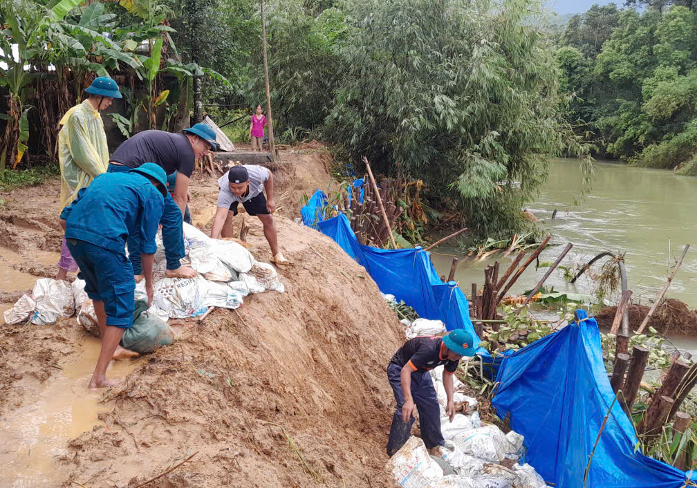 Bộ Chỉ huy Quân sự thành phố Huế huy động lực lượng khắc phục sạt lở bờ sông tại xã Chân Mây – Lăng Cô trong những ngày qua