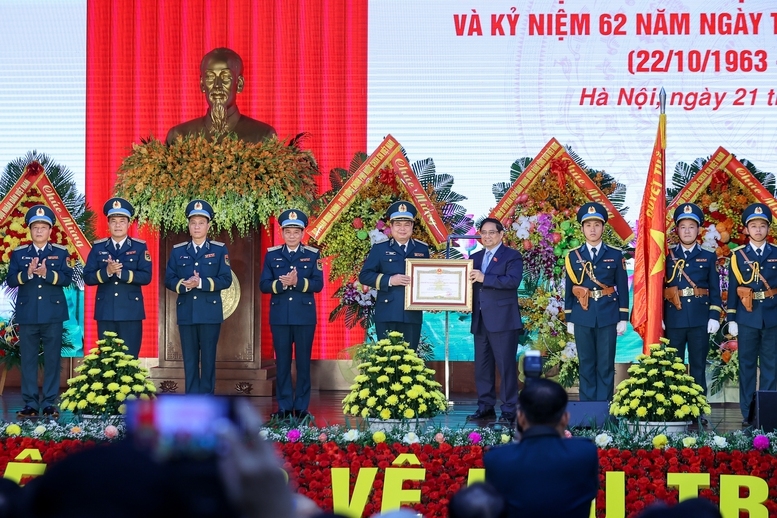 Thủ tướng Phạm Minh Chính trao Danh hiệu Anh hùng lực lượng vũ trang nhân dân cho Quân chủng Phòng không – Không quân - Ảnh: VGP