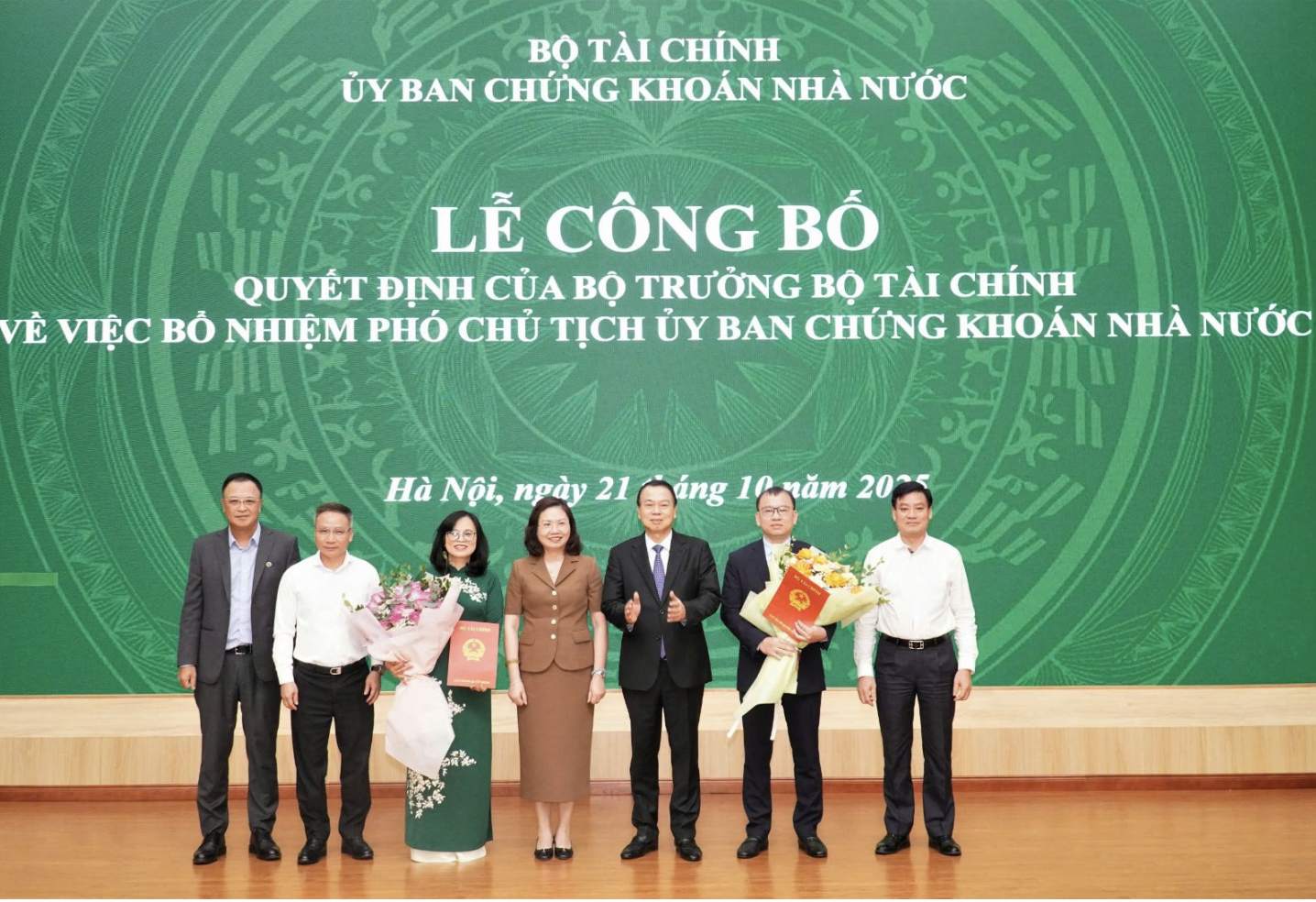 Thứ trưởng Bộ Tài chính Nguyễn Đức Chi đã trao các Quyết định nêu trên cho 2 tân Phó chủ tịch Uỷ ban Chứng khoán Nhà nước. 