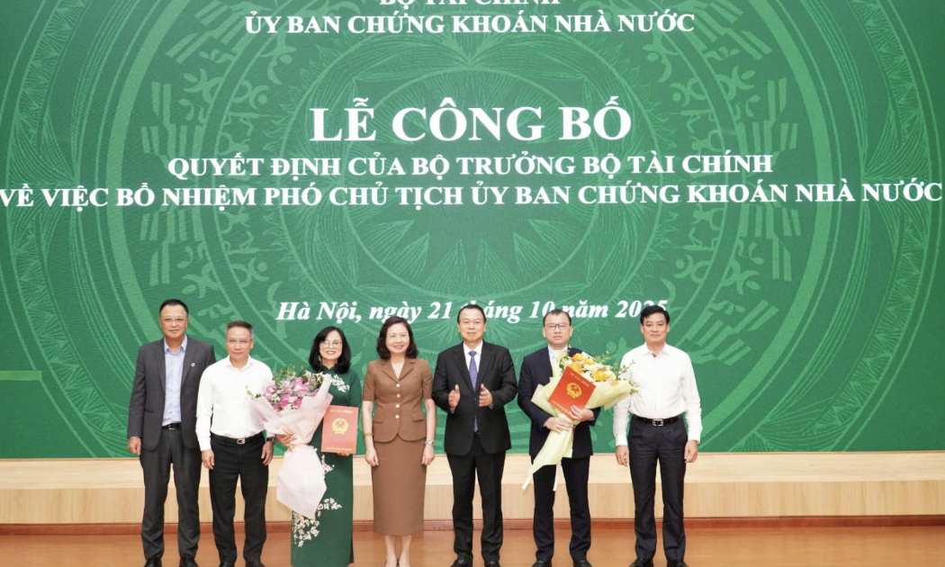 Thứ trưởng Bộ Tài chính Nguyễn Đức Chi đã trao các Quyết định nêu trên cho 2 tân Phó chủ tịch Uỷ ban Chứng khoán Nhà nước. 