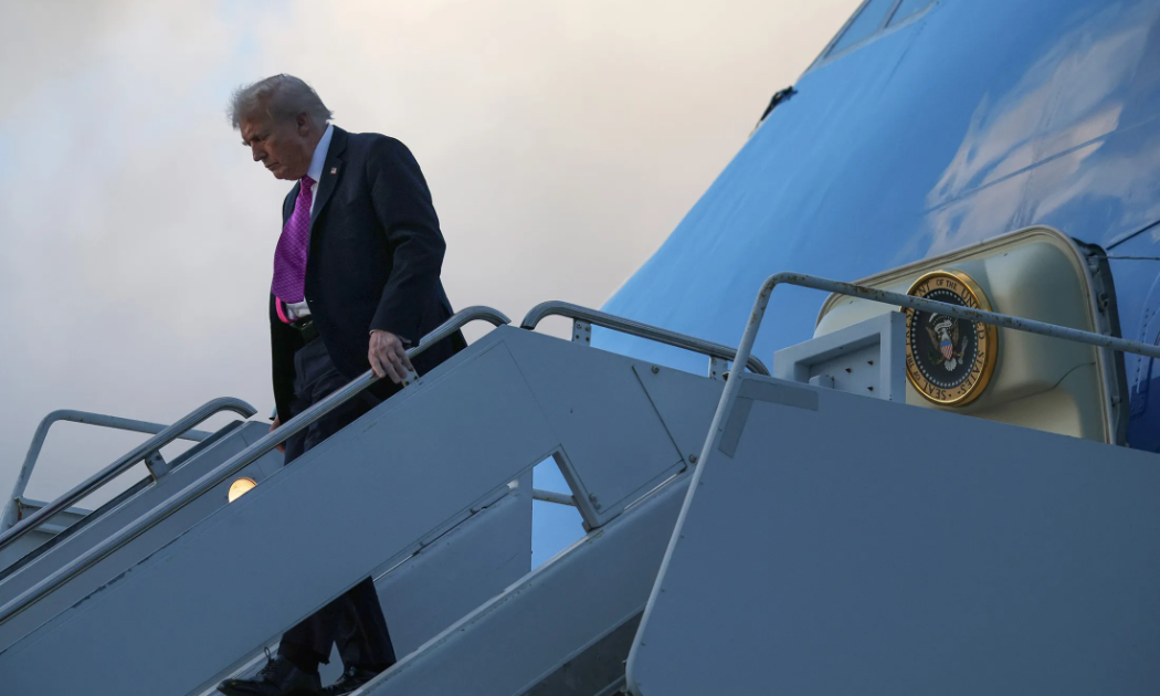 Tổng thống Mỹ Donald Trump bước xuống từ chuyên cơ Không lực 1 - Ảnh: Bloomberg.