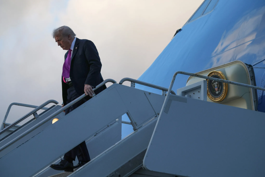 Tổng thống Mỹ Donald Trump bước xuống từ chuyên cơ Không lực 1 - Ảnh: Bloomberg.