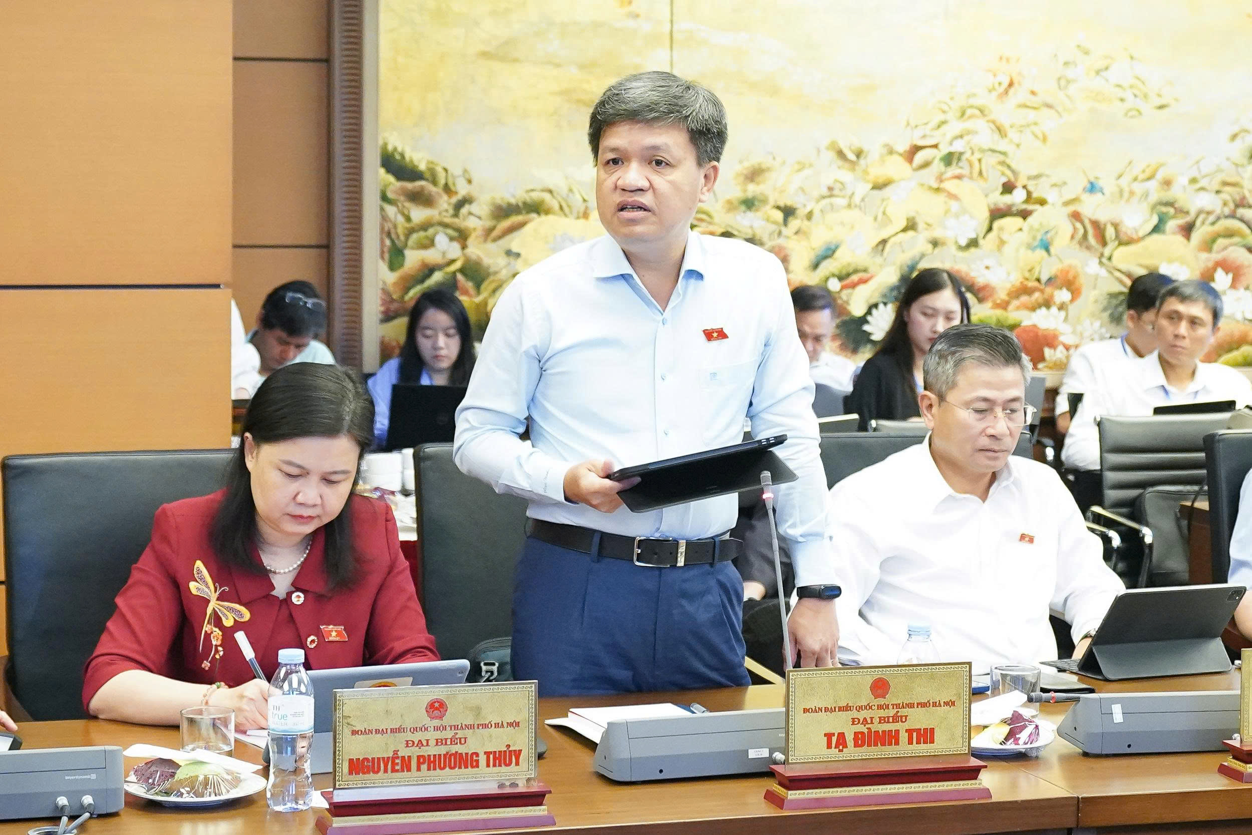 Đại biểu Tạ Đình Thi phát biểu. Ảnh: Quốc Hội