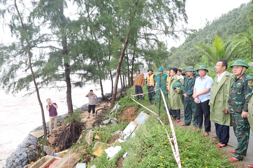 Phó Bí thư Thường trực Thành ủy Huế Phạm Đức Tiến kiểm tra tại điểm sạt lở ở xã Phú Lộc