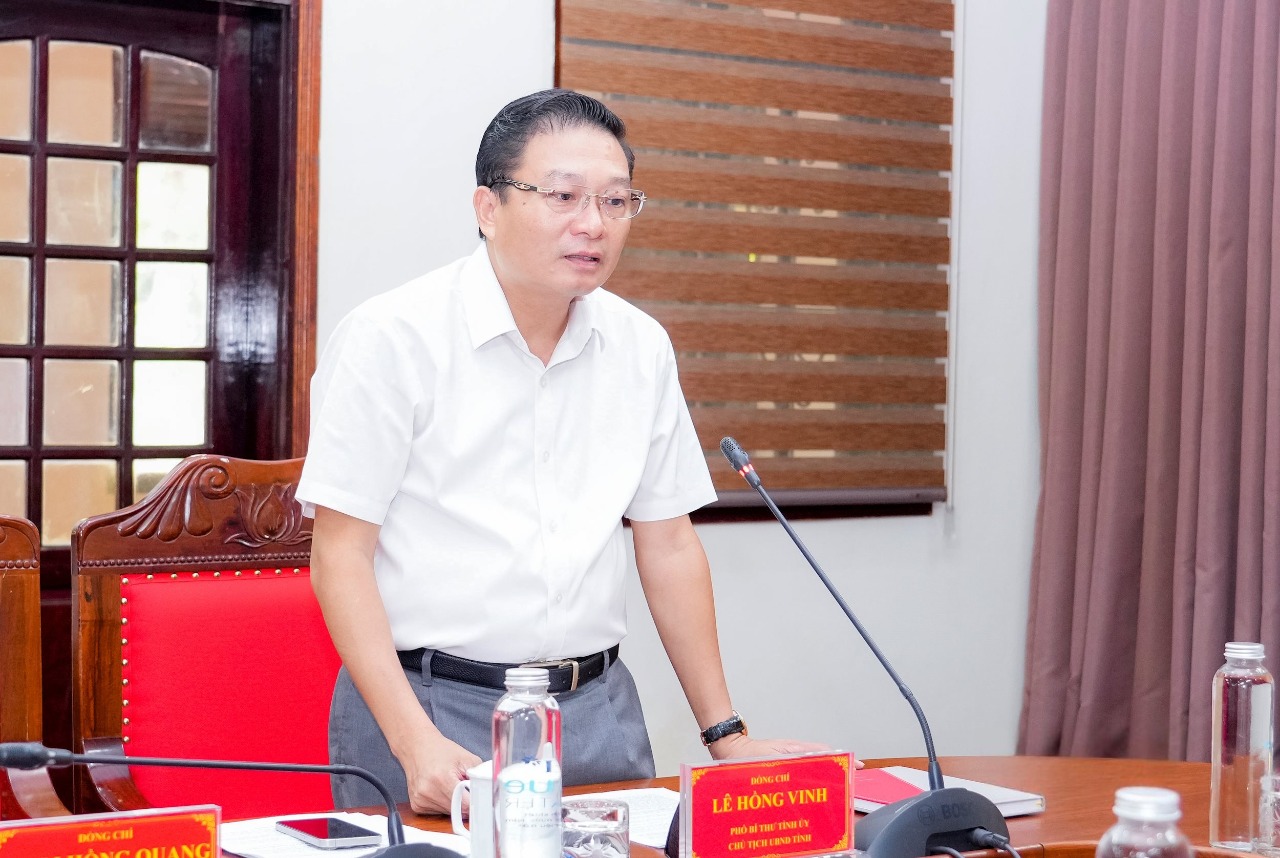 Ông Lê Hồng Vinh, Phó Bí thư Tỉnh uỷ, Chủ tịch UBND tỉnh Nghệ An phát biểu tại cuộc họp.