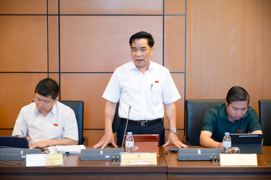Đại biểu Lê Văn Dũng - Đoàn ĐBQH TP. Đà Nẵng đóng góp ý kiến. 