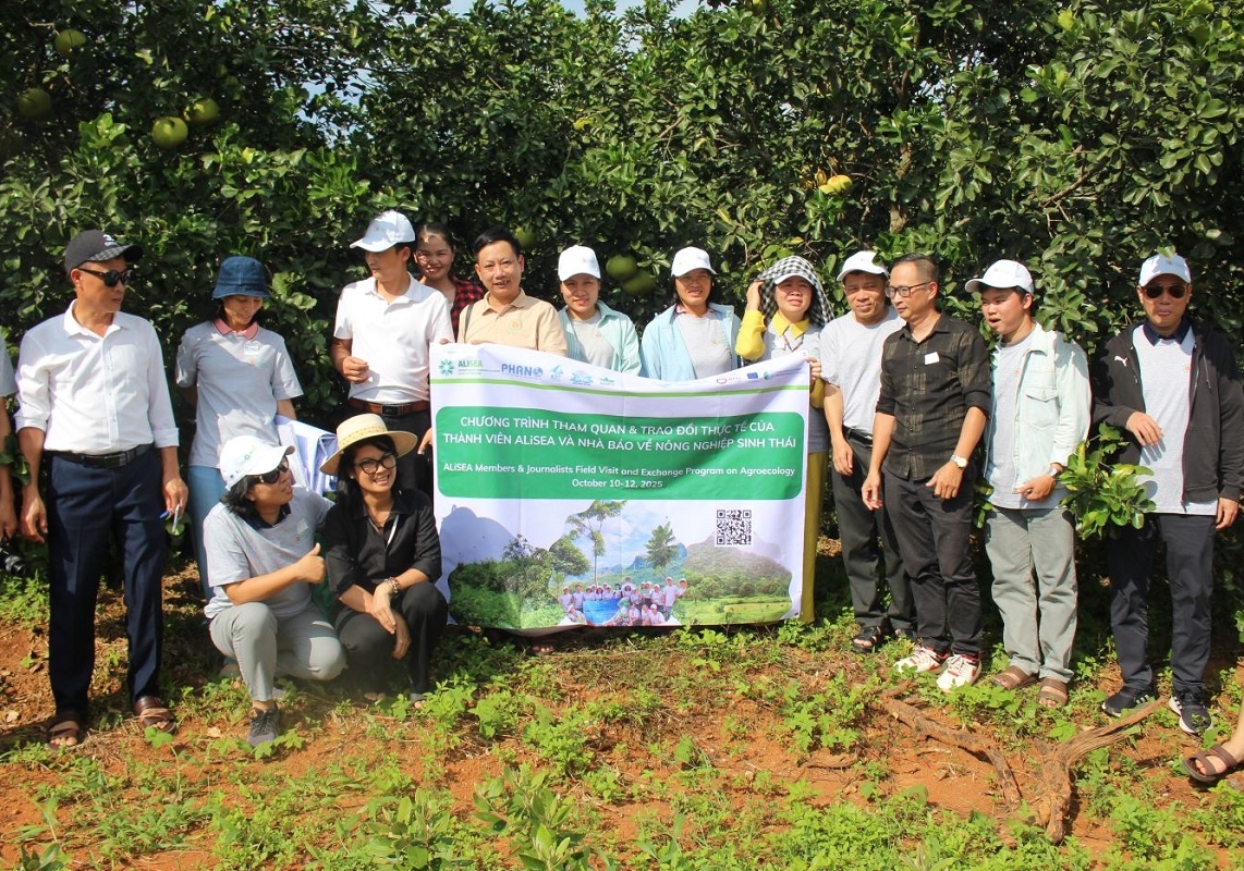 Đoàn điền dã do ALiSEA tổ chức, tại Trung tâm Nghiên cứu Cây ăn quả và Cây công nghiệp Phủ Quỳ. Ảnh: Chu Khôi.