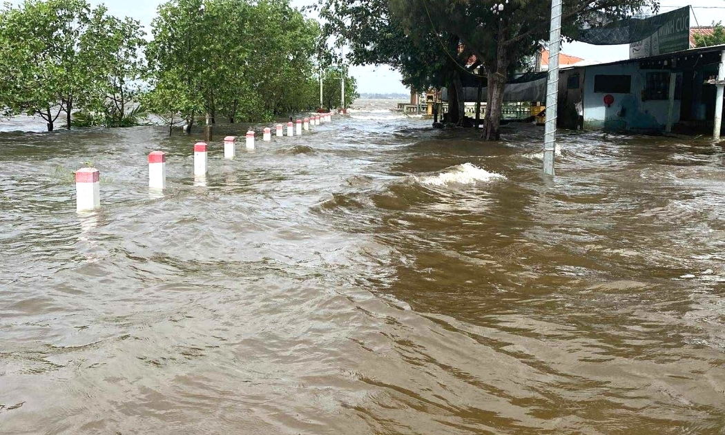 Triều cường dâng cao tràn vào hàng quán ven phá Tam Giang