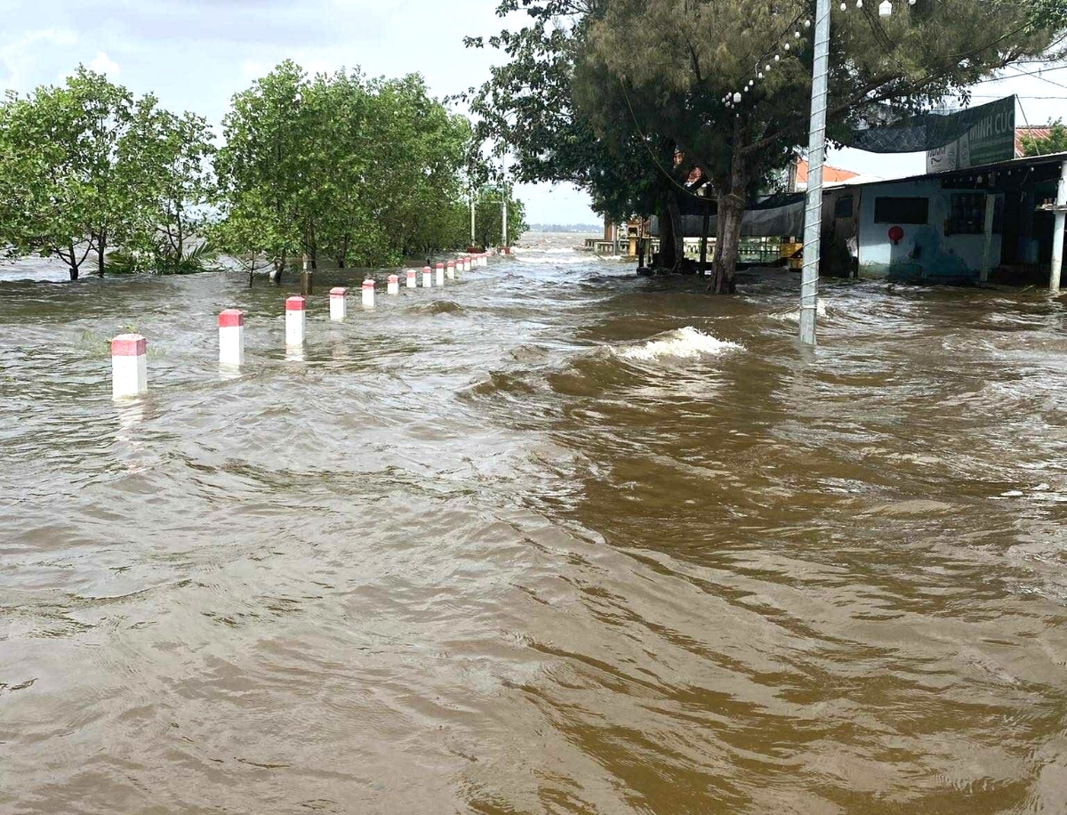 Triều cường dâng cao tràn vào hàng quán ven phá Tam Giang