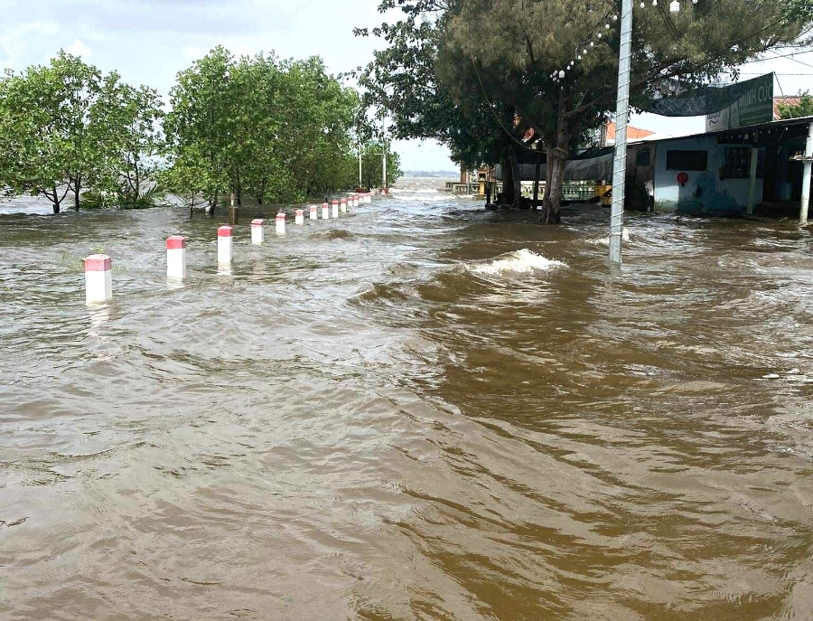 Triều cường dâng cao tràn vào hàng quán ven phá Tam Giang