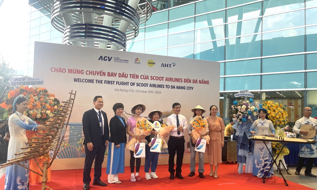 Sở Văn hóa, Thể thao và Du lịch TP. Đà Nẵng, Cảng vụ Hàng không miền Trung,Công ty Cổ phần Đầu tư Khai thác Nhà ga Quốc tế Đà Nẵng chào đón và tặng quà lưu niệm hành khách. Ảnh Ngô Anh Văn