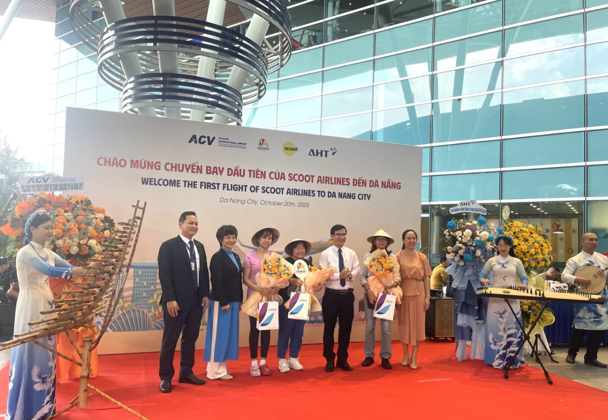 Sở Văn hóa, Thể thao và Du lịch TP. Đà Nẵng, Cảng vụ Hàng không miền Trung,Công ty Cổ phần Đầu tư Khai thác Nhà ga Quốc tế Đà Nẵng chào đón và tặng quà lưu niệm hành khách. Ảnh Ngô Anh Văn