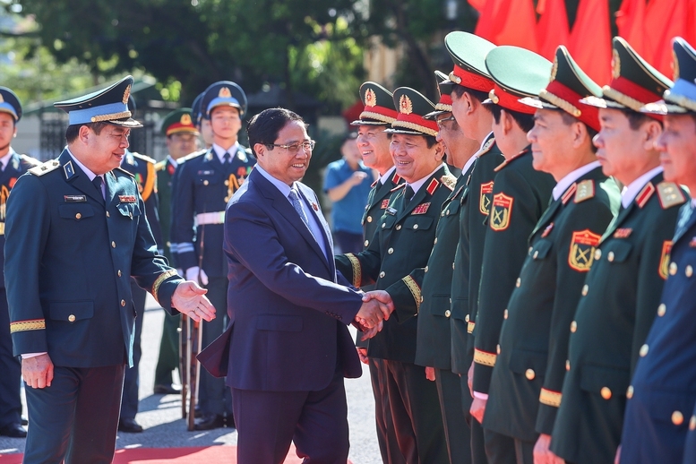 Thủ tướng Phạm Minh Chính với lãnh đạo Bộ Quốc phòng, Quân chủng Phòng không - Không quân tham dự buổi lễ . Ảnh: VGP