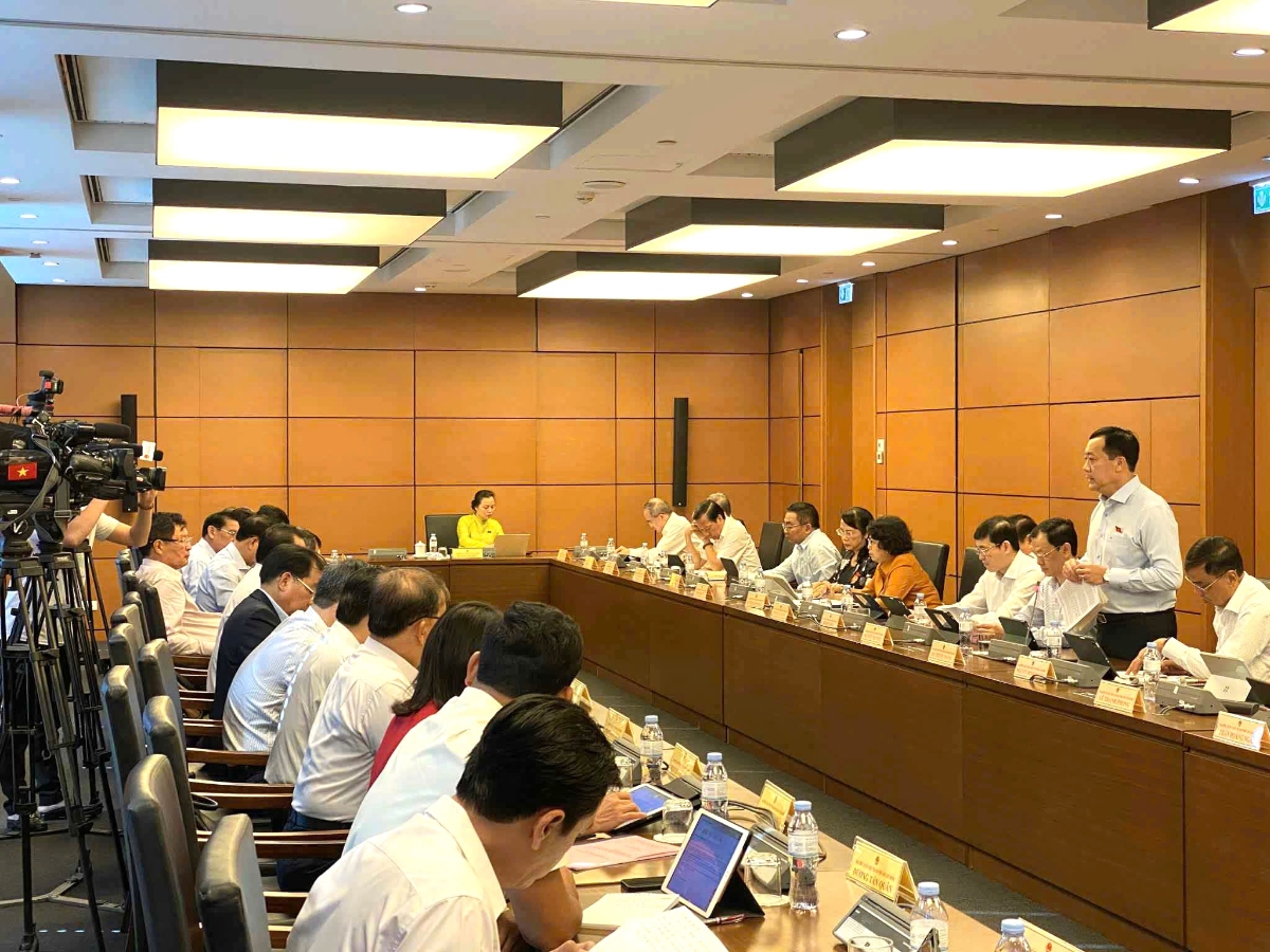 Quang cảnh Đoàn Đại biểu Quốc hội TP.HCM thảo luận tại tổ sáng 21/10.