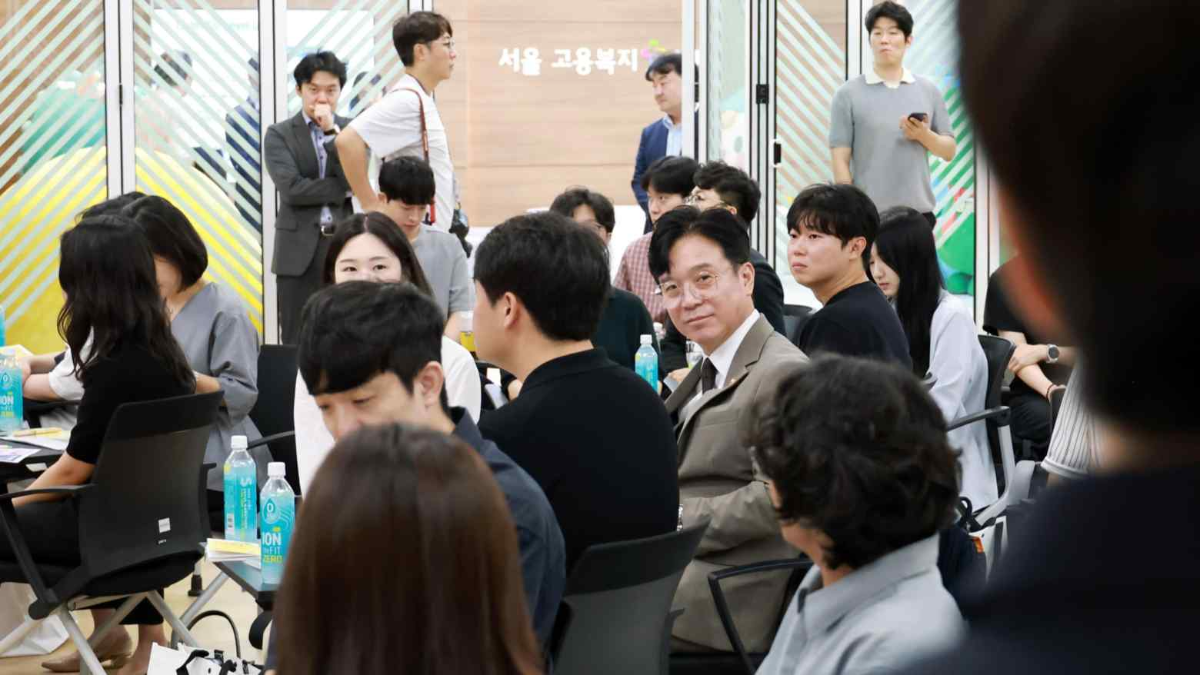 Bộ trưởng Bộ Lao động và Việc làm Hàn Quốc Kim Young-hoon, ở giữa, tham gia cuộc trò chuyện với người trẻ về việc làm - Ảnh: Nikkei Asia