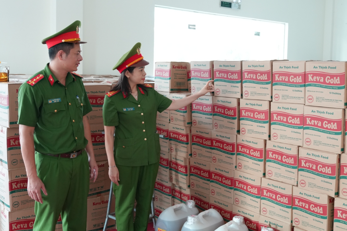 Lực lượng chức năng thu giữ gần 4.000 thùng (can) dầu ăn thực vật nhãn hiệu Keva Gold. Ảnh: Vương Linh