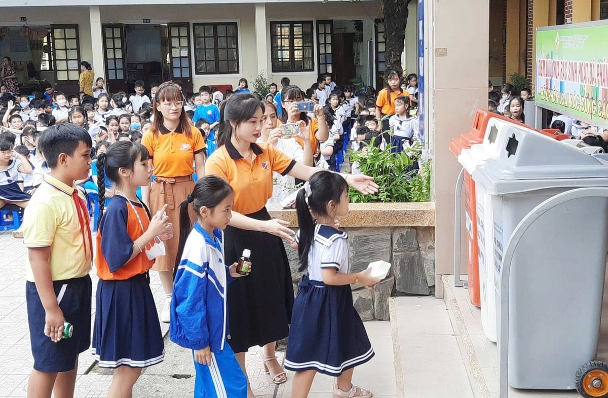 Học sinh Trường Tiểu học Lê Lợi tham gia hoạt động thu gom và phân loại rác. Ảnh: Duyên Nguyễn