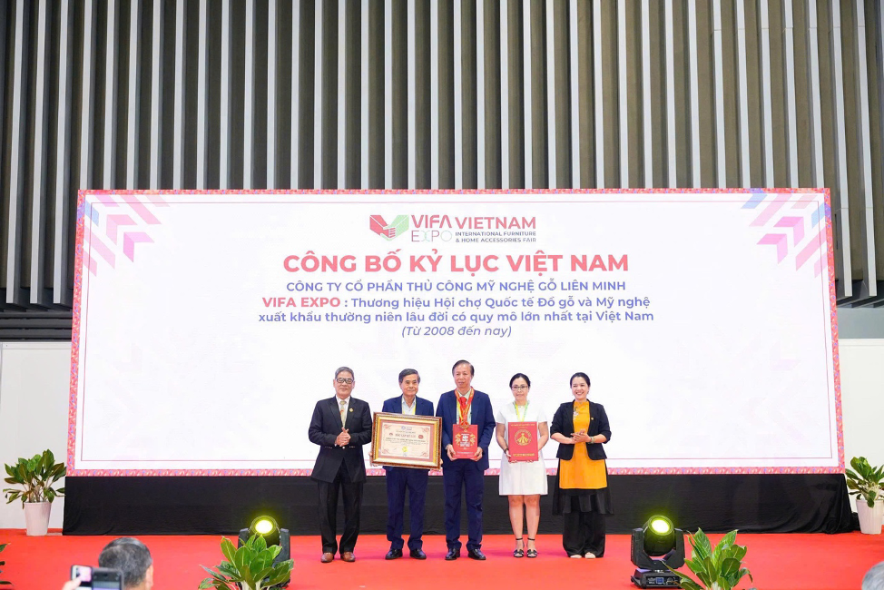 The representative of Lien Minh Company’s Board of Directors received the record certification for: “The annual old established & largest International Furniture & Home Accessories Fair Brand in Vietnam (Since 2008)”