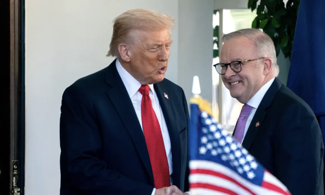 Tổng thống Mỹ Donald Trump và Thủ tướng Australia Anthony Albanese trong cuộc gặp tại Nhà Trắng vào ngày 20/10/2025 - Ảnh: Bloomberg.