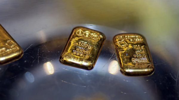 Giá vàng nhảy hơn 100 USD/oz, SPDR Gold Trust mua hơn 11 tấn vàng