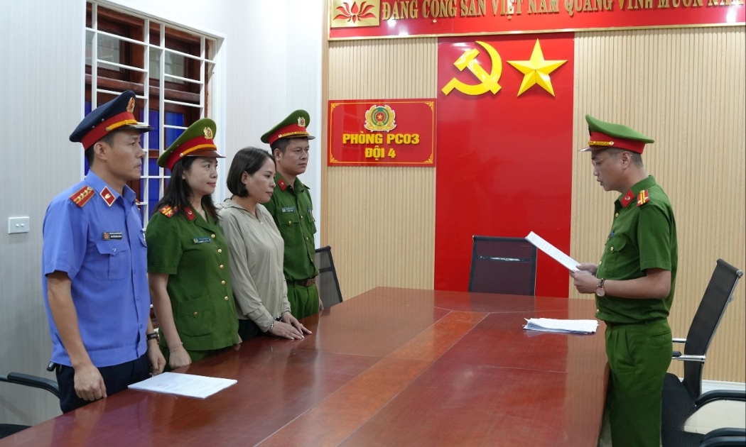 Cơ quan Cảnh sát điều tra Công an tỉnh Nghệ An đọc lệnh khởi tố vụ án, khởi tố bị can và bắt tạm giam đối với Phan Thị Mai. Ảnh: Phạm Thủy
