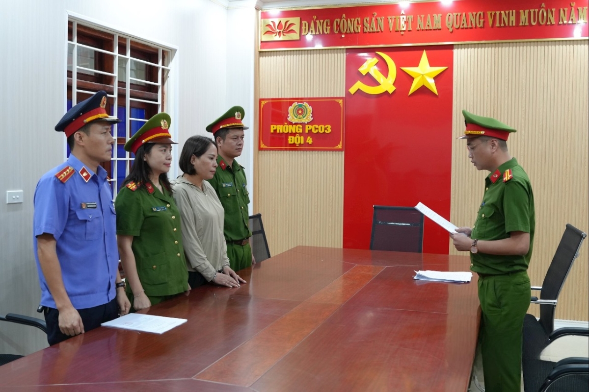 Cơ quan Cảnh sát điều tra Công an tỉnh Nghệ An đọc lệnh khởi tố vụ án, khởi tố bị can và bắt tạm giam đối với Phan Thị Mai. Ảnh: Phạm Thủy