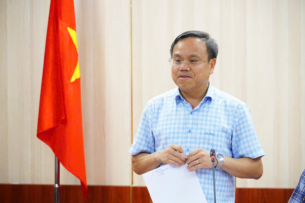 Phó Chủ tịch UBND tỉnh Lê Đức Tiến phát biểu tại cuộc họp. Ảnh: Trường Nhật