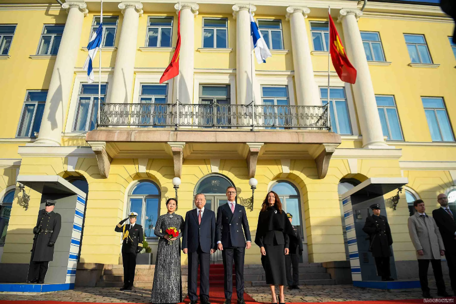 Tổng thống Phần Lan Alexander Stubb và Phu nhân Suzanne Innes-Stubb chủ trì lễ đón chính thức Tổng Bí thư Tô Lâm và Phu nhân Ngô Phương Ly. Ảnh: TTXVN