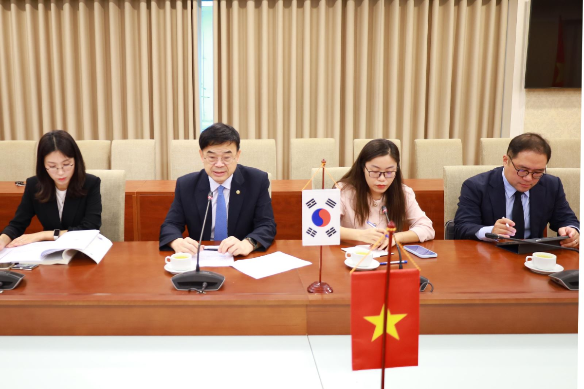 Thứ trưởng thứ nhất Bộ Đất đai, Cơ sở hạ tầng và Giao thông Hàn Quốc Lee Sang Kyeong, bày tỏ mong muốn sẽ tiếp tục mở rộng hợp tác với Việt Nam trong lĩnh vực giao thông, đường sắt.