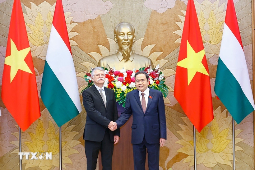 Chủ tịch Quốc hội Trần Thanh Mẫn đón Chủ tịch Quốc hội Hungary Kover Laszlo thăm chính thức Việt Nam. Ảnh: TTXVN.