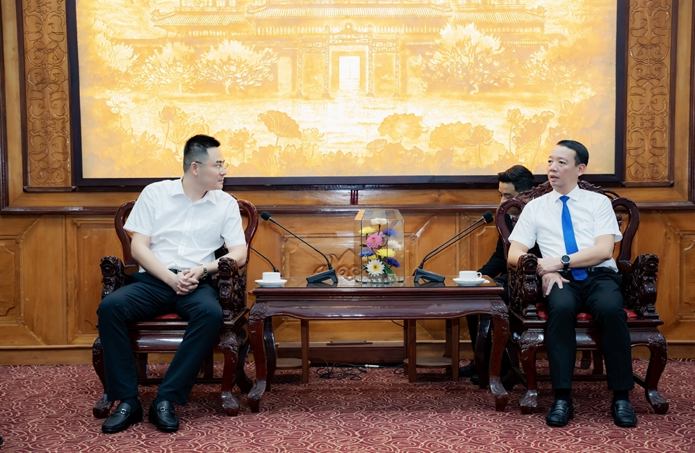 Chủ tịch UBND thành phố Huế Phan Thiên Định trao đổi cùng ông Jin Zhang, Giám đốc Trung tâm điều hành của Hãng hàng không Quốc tế Donghai Airlines