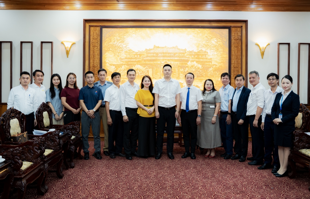 Lãnh đạo UBND thành phố và lãnh đạo các Sở, ngành chụp ảnh lưu niệm cùng&nbsp;Đoàn công táccủa Hãng hàng không Quốc tế Donghai Airlines