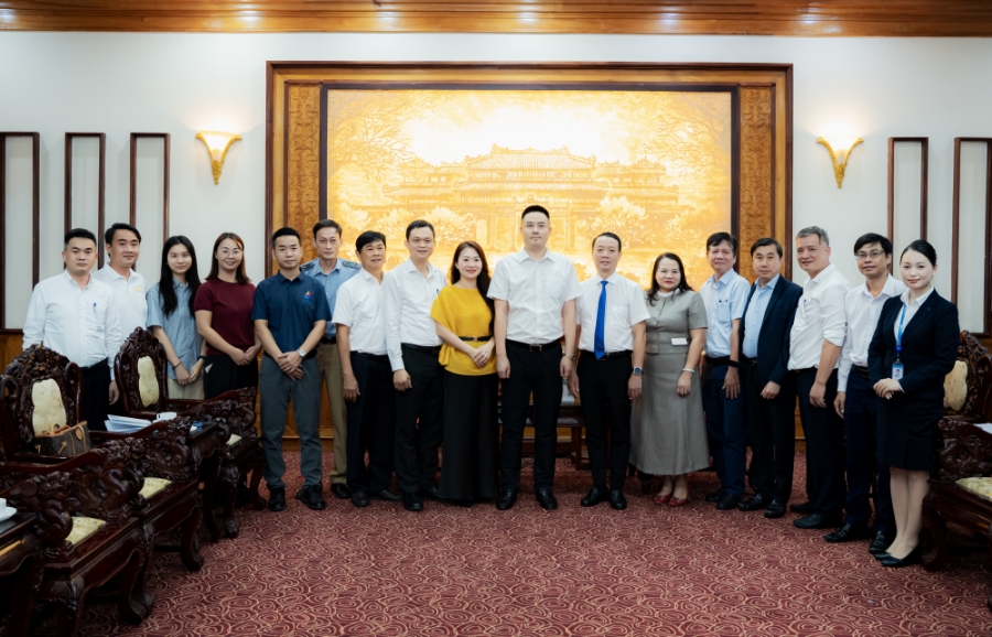 Lãnh đạo UBND thành phố và lãnh đạo các Sở, ngành chụp ảnh lưu niệm cùng Đoàn công táccủa Hãng hàng không Quốc tế Donghai Airlines
