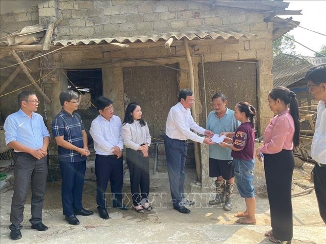 Đoàn công tác tỉnh Vĩnh Long thăm, tặng quà hộ dân bị thiệt hại nặng do bão ở Thái Nguyên. Ảnh: TTXVN.