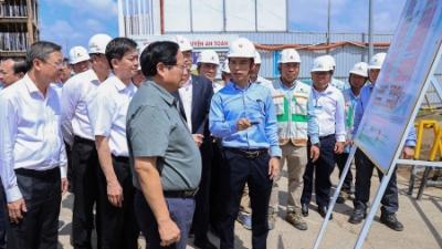 PM urges continued social housing projects by high-performing businesses