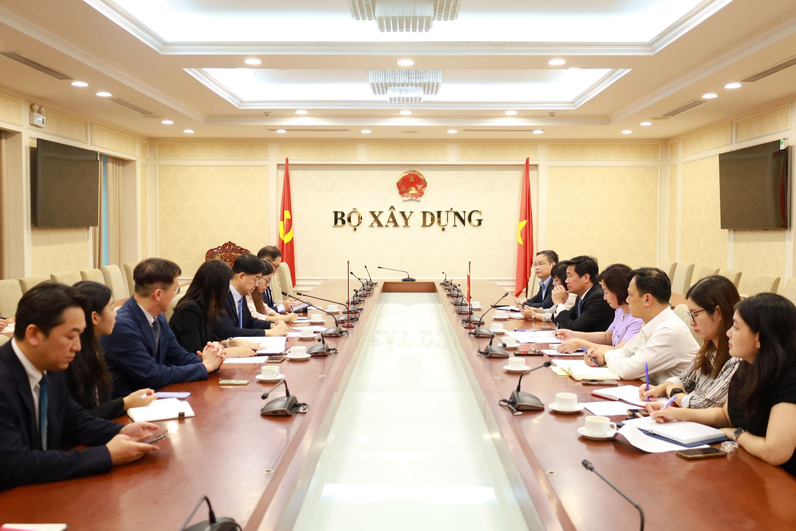Thứ trưởng Bộ Xây dựng Nguyễn Tường Văn đã có buổi tiếp và làm việc với Thứ trưởng thứ nhất Bộ Đất đai, Cơ sở hạ tầng và Giao thông Hàn Quốc (MoLIT) Lee Sang Kyeong vào ngày 20/10 tại Hà Nội. (Ảnh: Bộ Xây dựng)