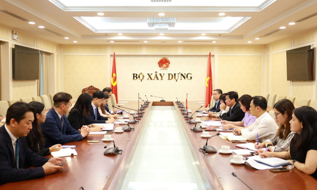 Thứ trưởng Bộ Xây dựng Nguyễn Tường Văn đã có buổi tiếp và làm việc với Thứ trưởng thứ nhất Bộ Đất đai, Cơ sở hạ tầng và Giao thông Hàn Quốc (MoLIT) Lee Sang Kyeong vào ngày 20/10 tại Hà Nội. (Ảnh: Bộ Xây dựng)